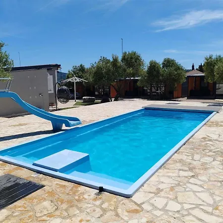 Mobile Maris With Shared Pool And Sea View Nyaraló