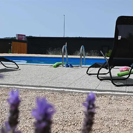 Mobile Maris With Shared Pool And Sea View Nyaraló Pirovac