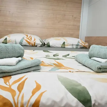 Mobile Maris With Shared Pool And Sea View Pirovac