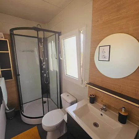Mobile Maris With Shared Pool And Sea View Pirovac