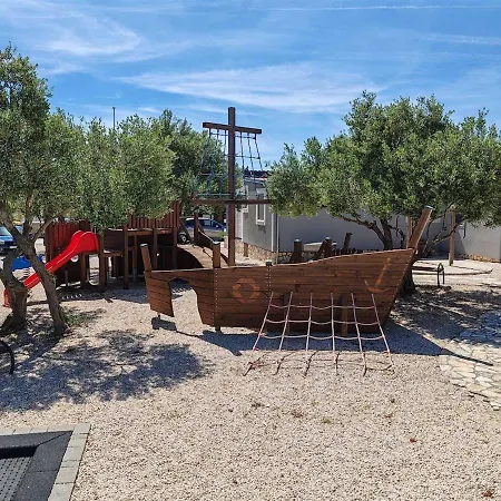 Mobile Maris With Shared Pool And Sea View Pirovac