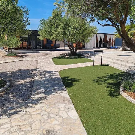 Mobile Maris With Shared Pool And Sea View * Pirovac