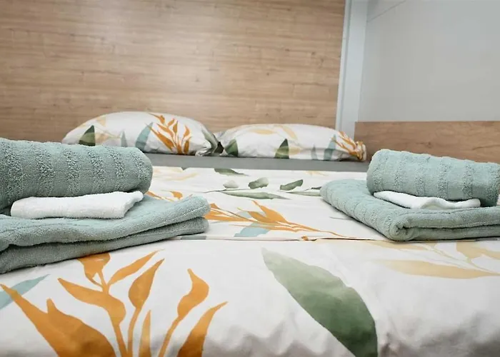 Mobile Maris With Shared Pool And Sea View Pirovac