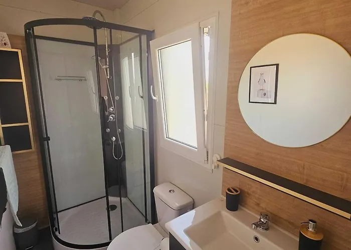 Mobile Maris With Shared Pool And Sea View Pirovac