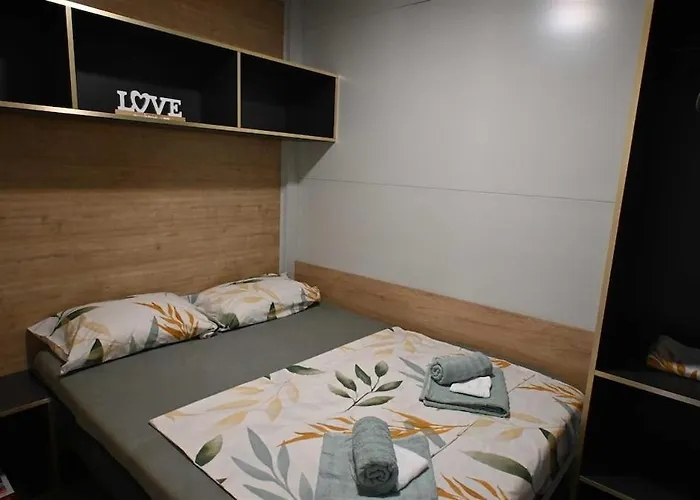 Mobile Maris With Shared Pool And Sea View * Pirovac