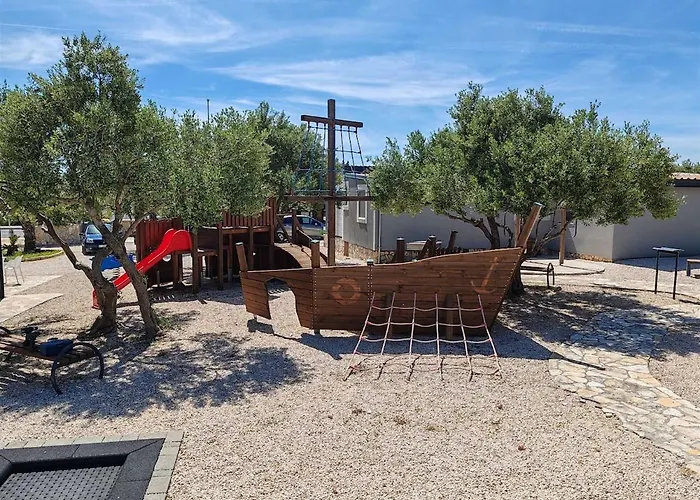 Mobile Maris With Shared Pool And Sea View Pirovac